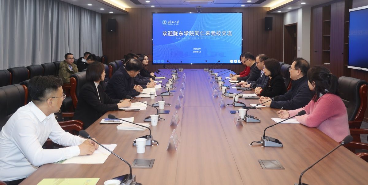 20240110陇东学院辛刚国校长一行来best365考察交流 (1).jpg