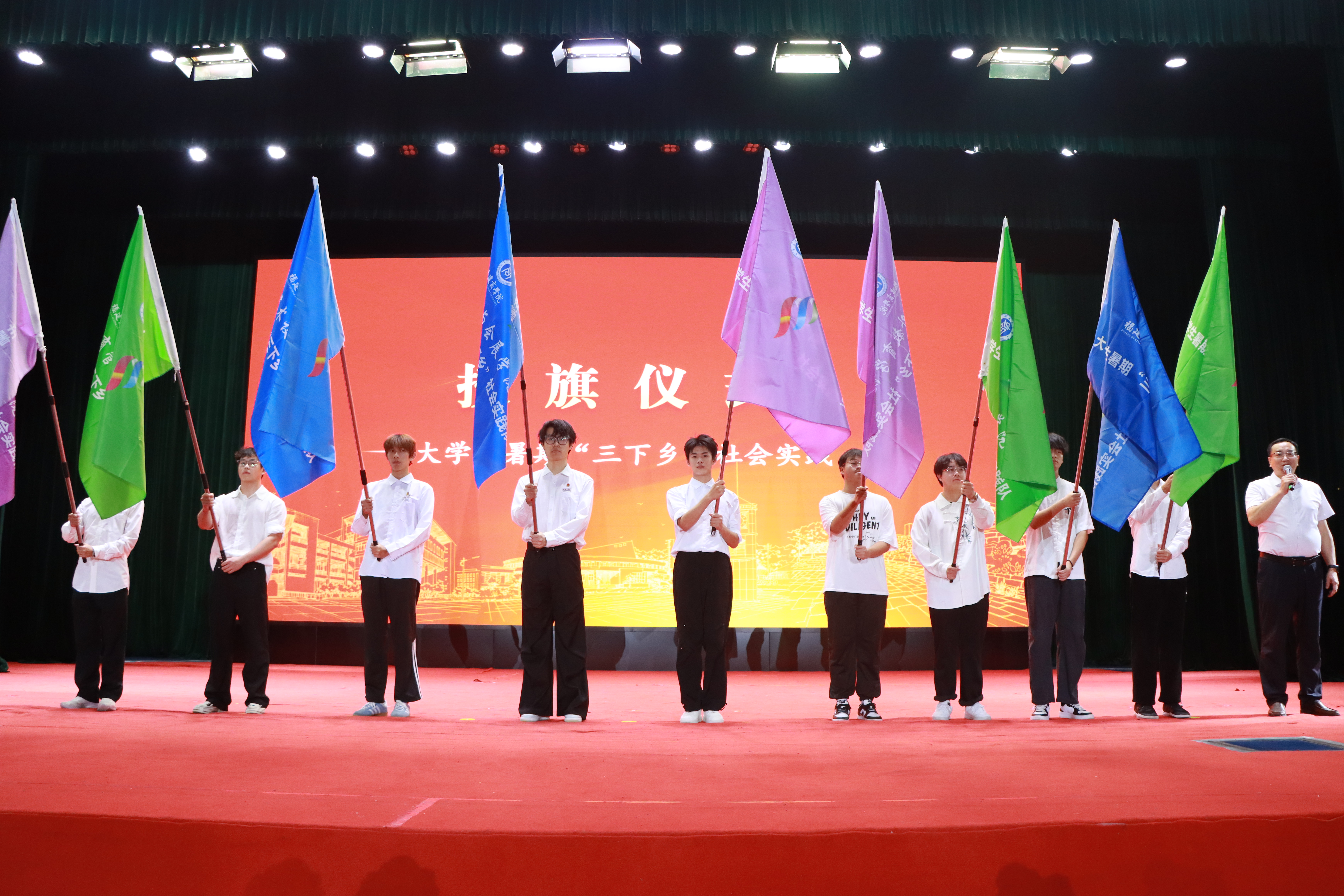 蒲文庆为暑期“三下乡”社会实践队代表授旗.JPG